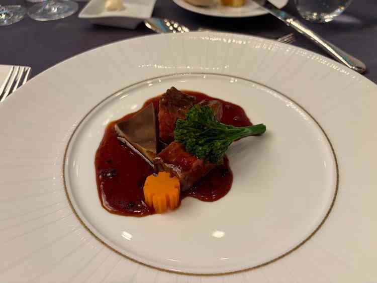 冷たい前菜、お魚、お肉、デザート、シャンパン、ワインとしっかりといただくことができました。感謝です。