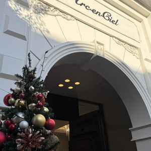 季節の装飾がされており、入り口からワクワク感がある。スタッフが常に外に立っていて、もてなし感が強い。