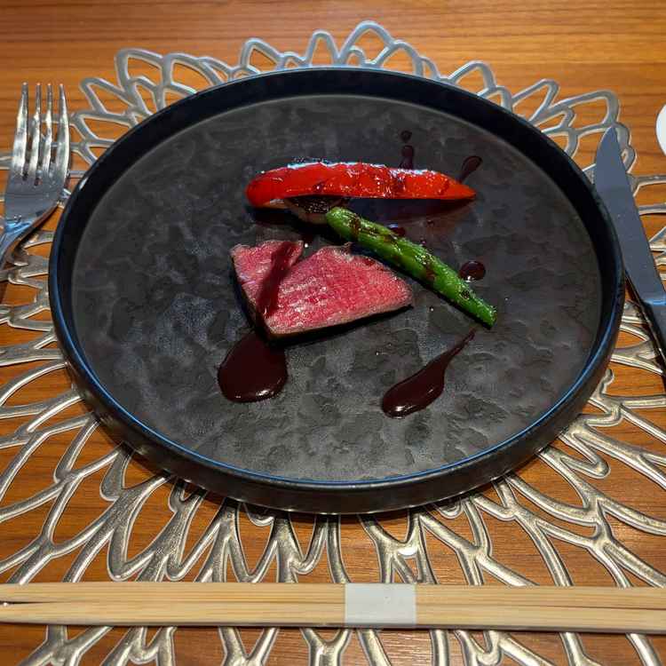 サーロインステーキです。すごく柔らかかったのです臭みが気になりました。野菜は美味しかったです。