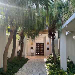 リゾート感を感じられる入口。ゲストが1番最初に記念撮影を楽しめる場所。