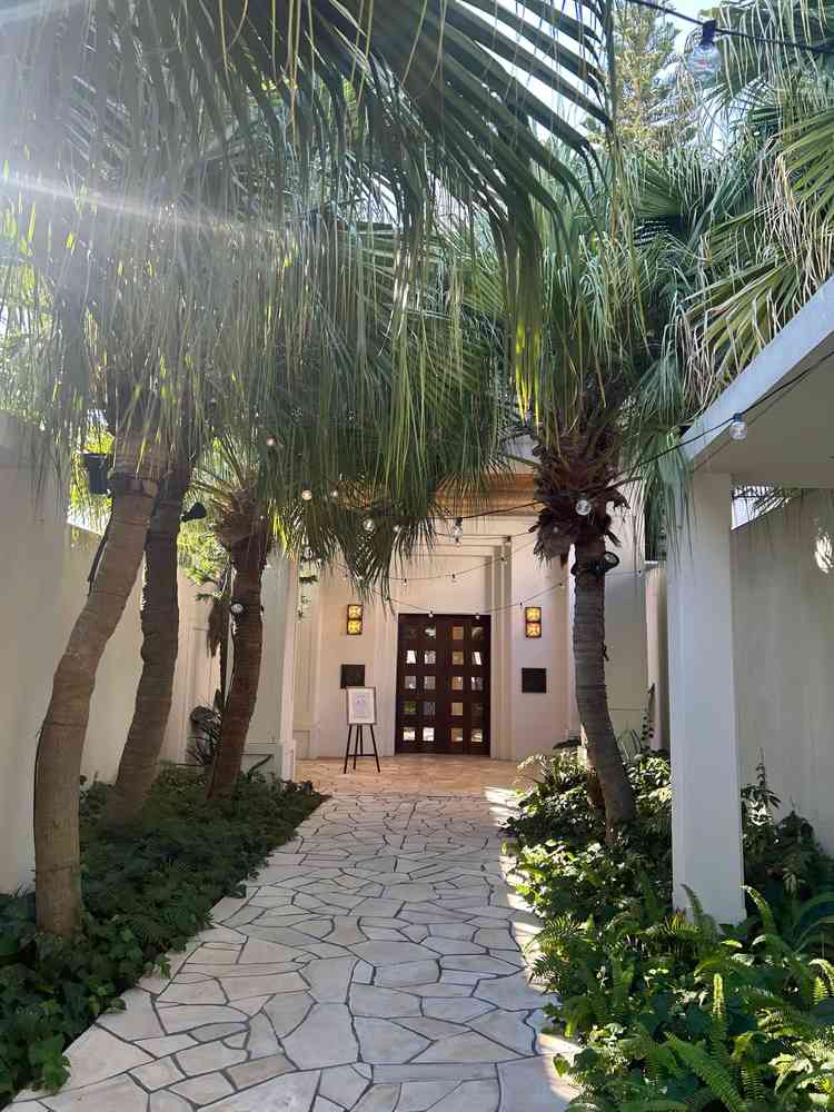 リゾート感を感じられる入口。ゲストが1番最初に記念撮影を楽しめる場所。