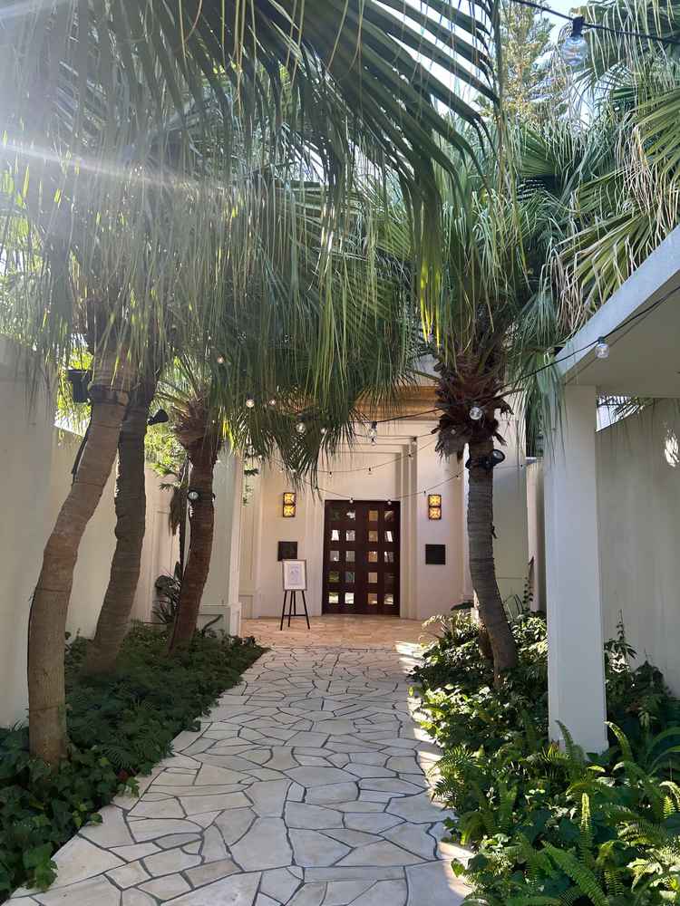 リゾート感を感じられる入口。ゲストが1番最初に記念撮影を楽しめる場所。