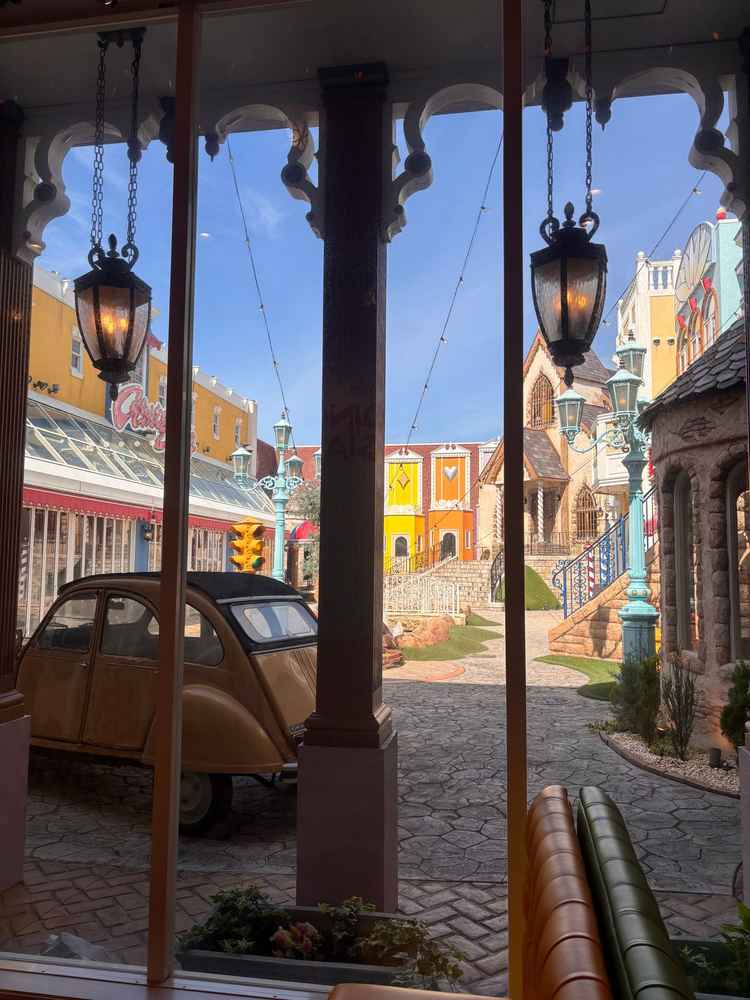 全ての窓から中庭が見える