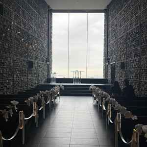 左右に石畳みのチャペルとなっており、正面には神戸の空が広く見える作りとなっていました。