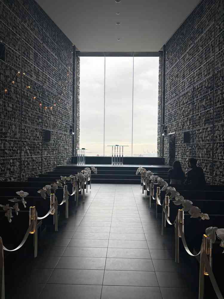 左右に石畳みのチャペルとなっており、正面には神戸の空が広く見える作りとなっていました。