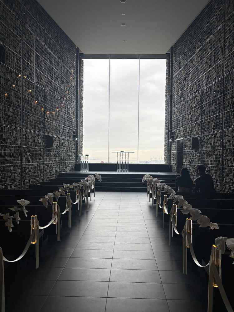 左右に石畳みのチャペルとなっており、正面には神戸の空が広く見える作りとなっていました。