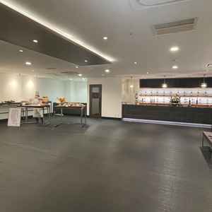 ウェルカムパーティースペース。料理の提供やお酒の提供ありみんなで楽しめそうな空間だった。