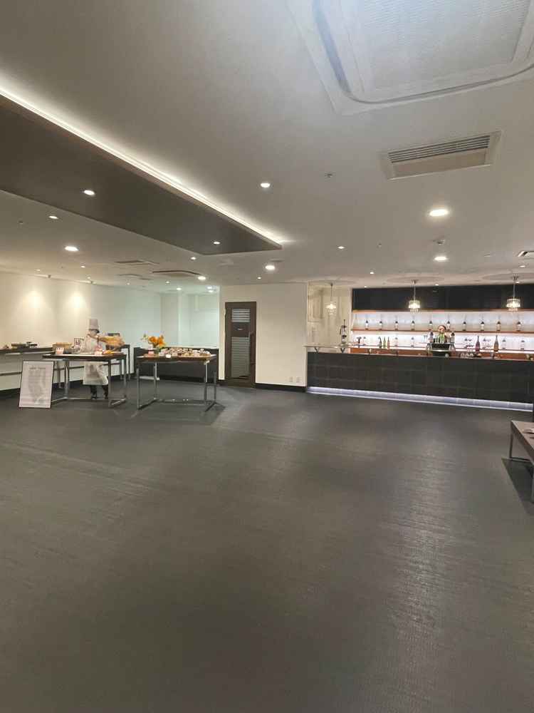 ウェルカムパーティースペース。料理の提供やお酒の提供ありみんなで楽しめそうな空間だった。