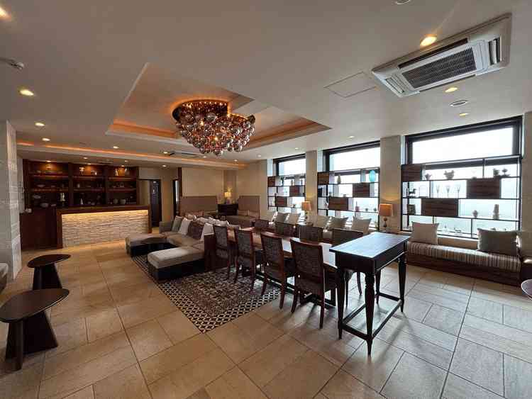 待合室。綺麗な空間であり、参列者が来た時もいい印象をうけるのではないかと感じた。