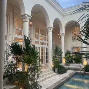 ガーデンとプールの写真。植物とプールの相性が良く、また夕方の雰囲気も非常に良かった。