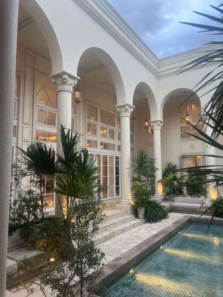 ガーデンとプールの写真。植物とプールの相性が良く、また夕方の雰囲気も非常に良かった。