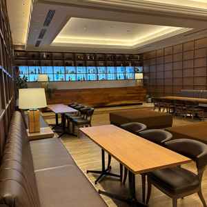 披露宴会場「MODERN」のすぐ隣にある歓談スペース。お見送りの際にも活用できる。