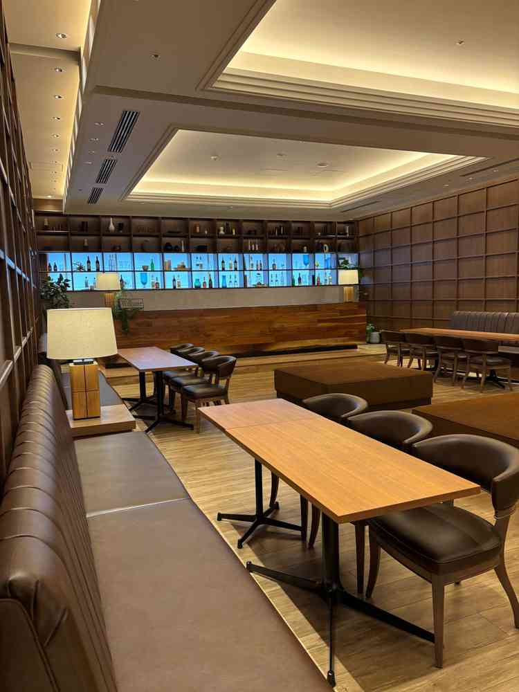 披露宴会場「MODERN」のすぐ隣にある歓談スペース。お見送りの際にも活用できる。