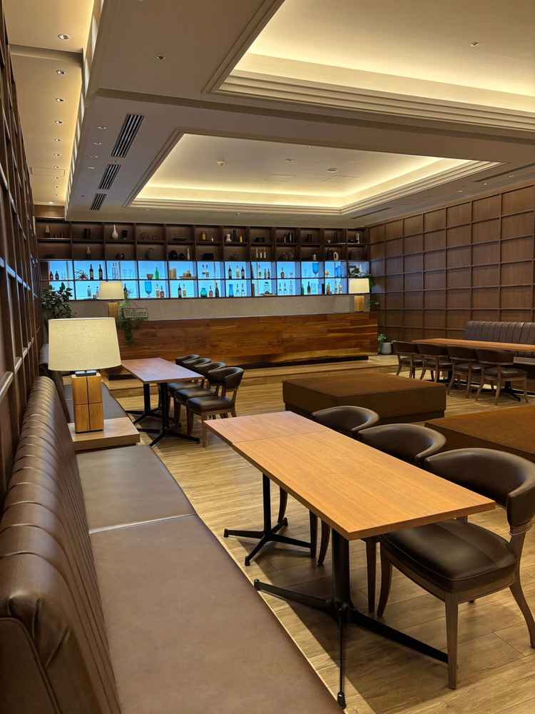 披露宴会場「MODERN」のすぐ隣にある歓談スペース。お見送りの際にも活用できる。