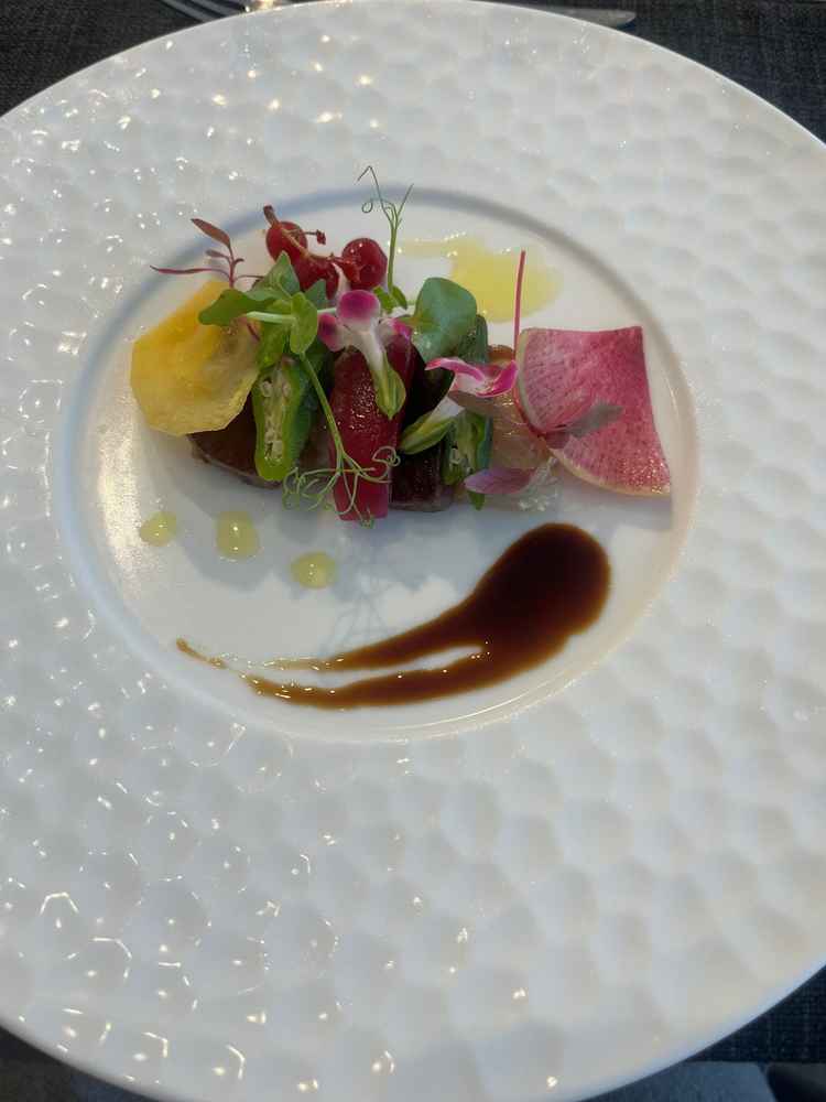 試食で食べる前菜です。真ん中の料金のコースです。