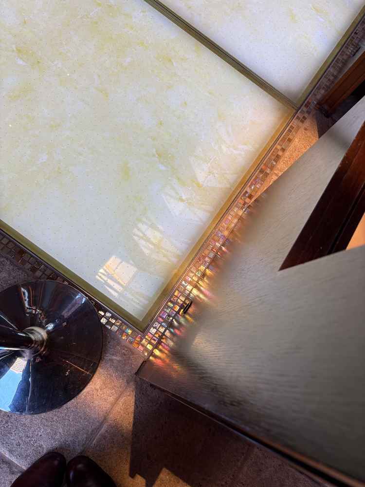 バージンロードの見切り材がシェルのタイルでした！こうした建物の細かいディテールは素晴らしいです！