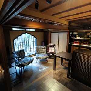 受付スペース横の写真。レコードが流せ、中庭も見える。