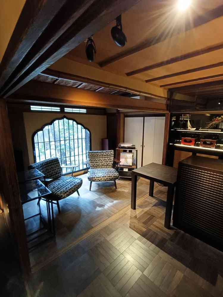 受付スペース横の写真。レコードが流せ、中庭も見える。