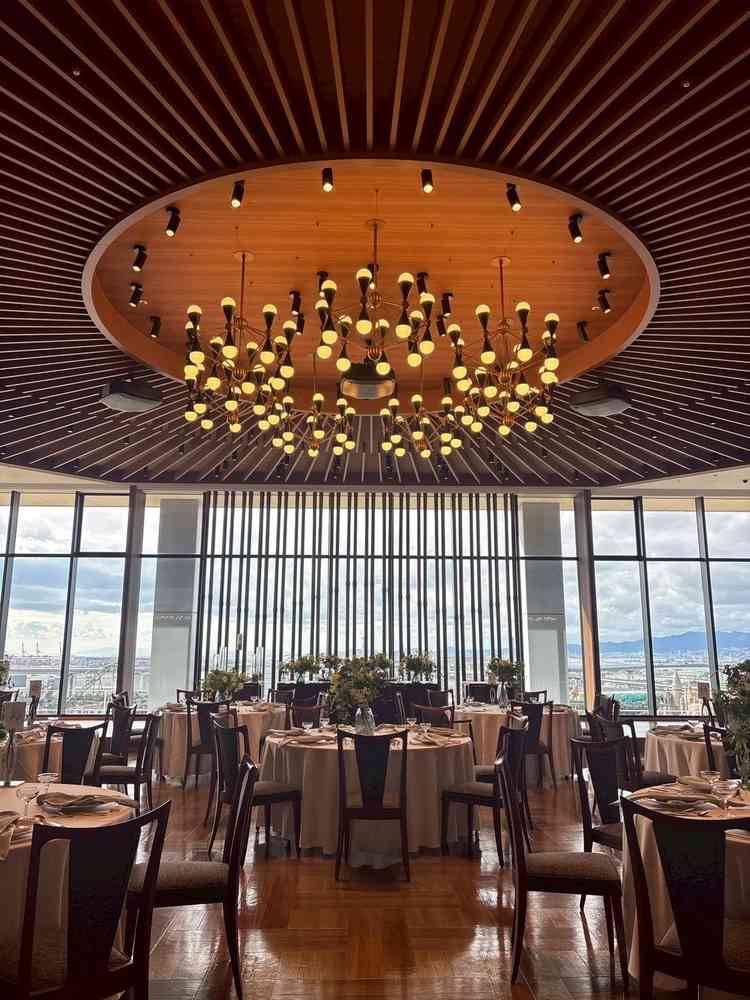 3種類の披露宴の中の1つ。自然を基調としたエレガントな会場でした。高層ビルのため外の景色が絶景でした