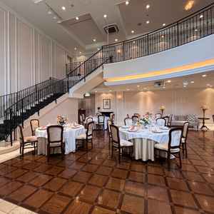 披露宴会場ケントナマーハウス。会場内に階段があり2階スペースも活用できる。