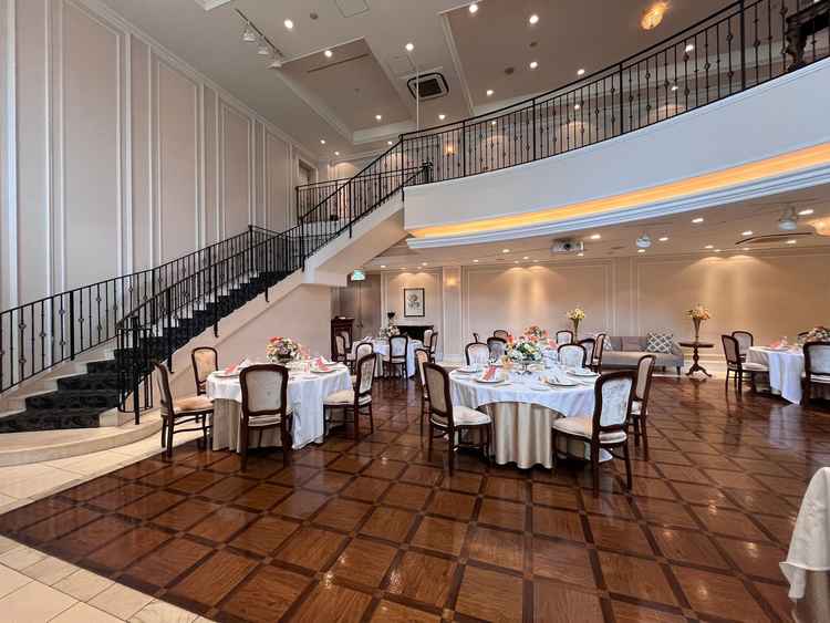 披露宴会場ケントナマーハウス。会場内に階段があり2階スペースも活用できる。