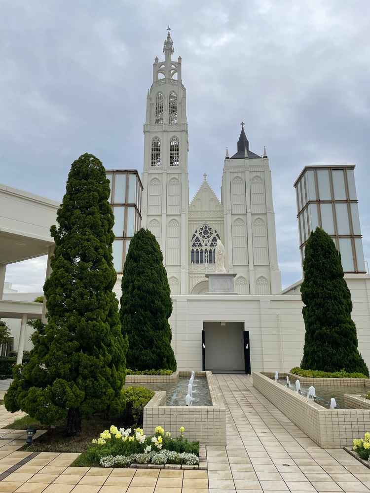 大聖堂の外観。曇りでしたが、感動的な重厚感。