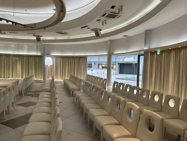 ザ・チェルシーハウス内の挙式会場。白を基調としており、結婚式の要望に合わせて雰囲気をアレンジしやすい