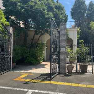 駐車場の方からの外観です