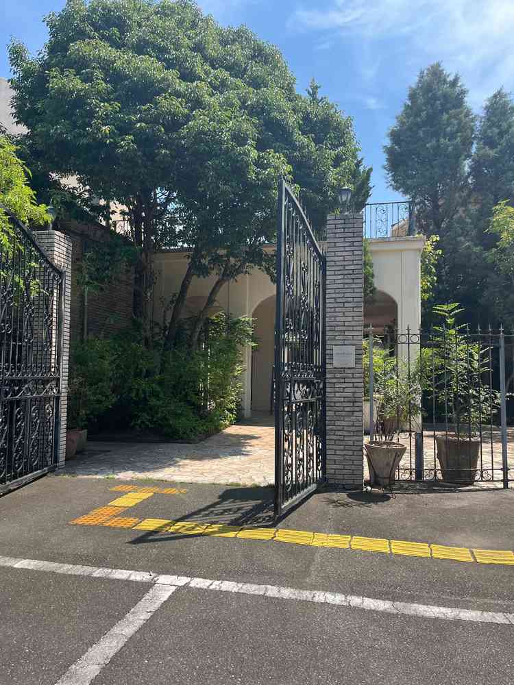 駐車場の方からの外観です