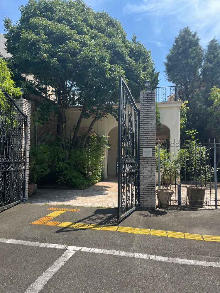 駐車場の方からの外観です