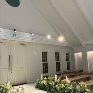 白を基調としたチャペル。天井が低くて少し圧迫感があったのが残念。あとどこか古い建物の木の匂いがあった