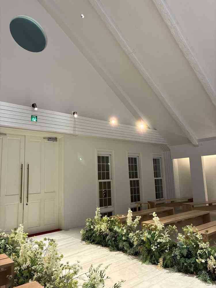 白を基調としたチャペル。天井が低くて少し圧迫感があったのが残念。あとどこか古い建物の木の匂いがあった