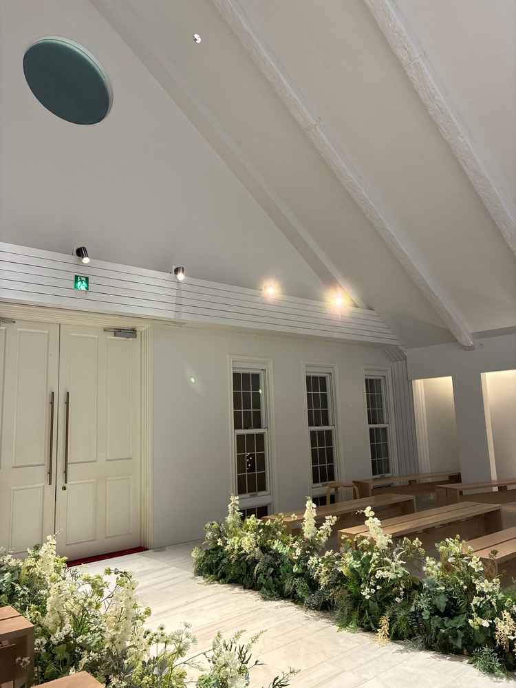 白を基調としたチャペル。天井が低くて少し圧迫感があったのが残念。あとどこか古い建物の木の匂いがあった