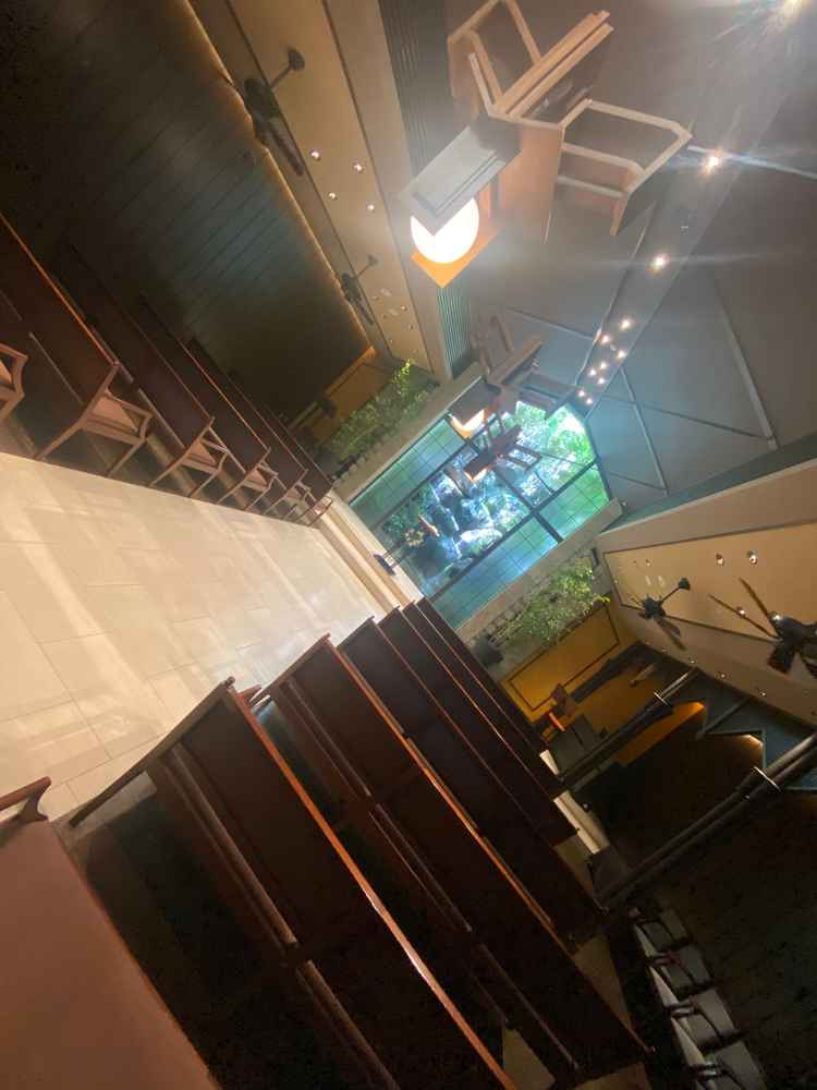 正面には緑と滝が流れており素敵なチャペル。列席者、特に親族の席がとても近くで良かった。