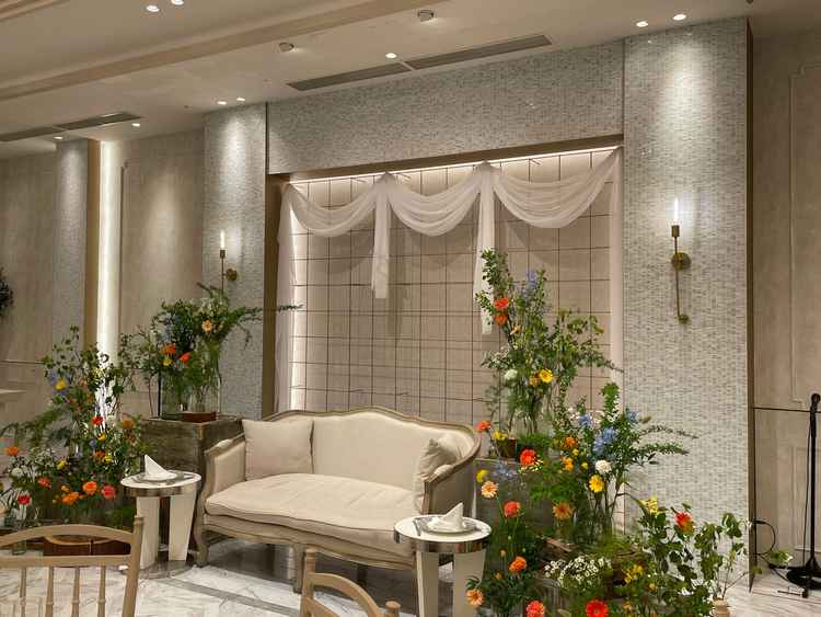 高砂をソファにできるのが良くて、自分らしい披露宴に出来そうな雰囲気を感じた。