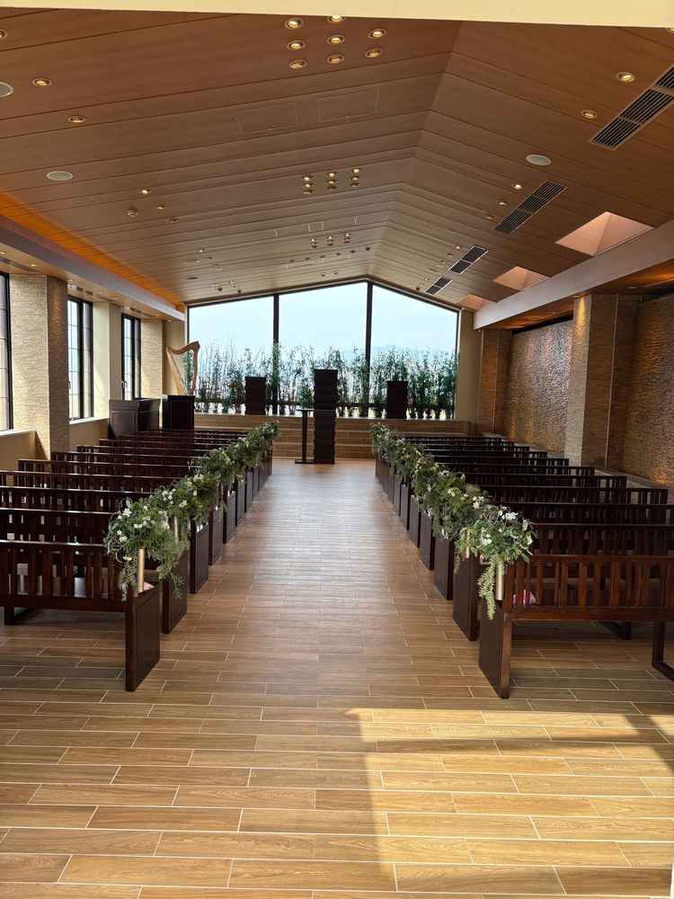 会場右手側に滝があり、心地の良い水の音がする結婚式場