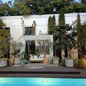 プール付きのガーデンで写真に映えます。プールは花を浮かべたり飾り付けもできるようです。