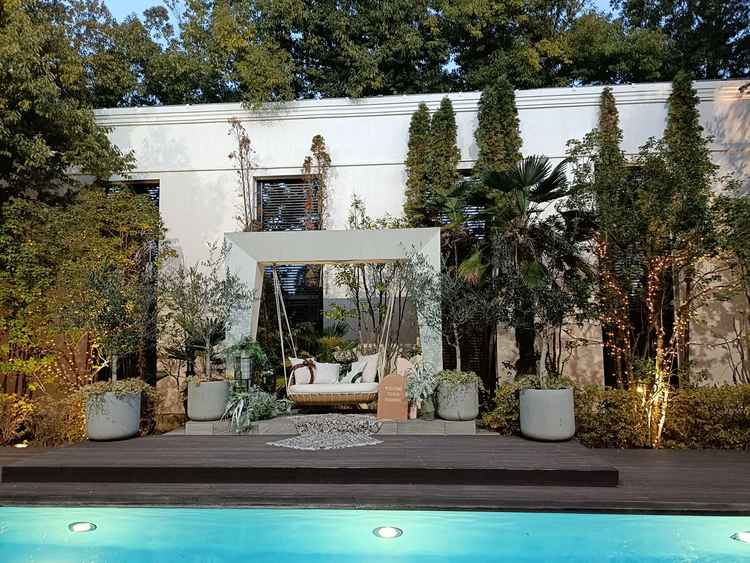 プール付きのガーデンで写真に映えます。プールは花を浮かべたり飾り付けもできるようです。