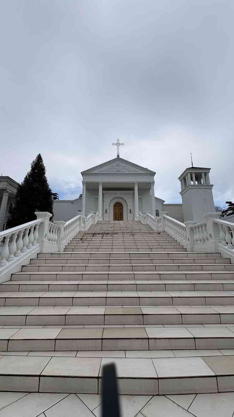 チャペルからの大階段が圧倒的でした。見学の時には、シャボン玉で趣きを出してくれて良かったです。