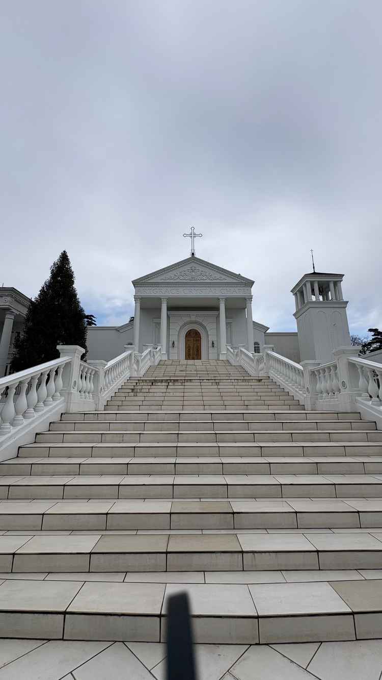 チャペルからの大階段が圧倒的でした。見学の時には、シャボン玉で趣きを出してくれて良かったです。