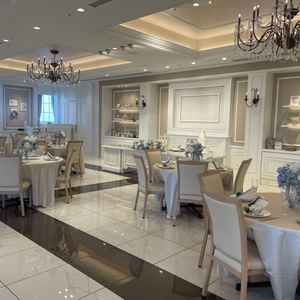 白を基調とした披露宴会場。窓からの絶景もあり、全体的に明るく感じます。