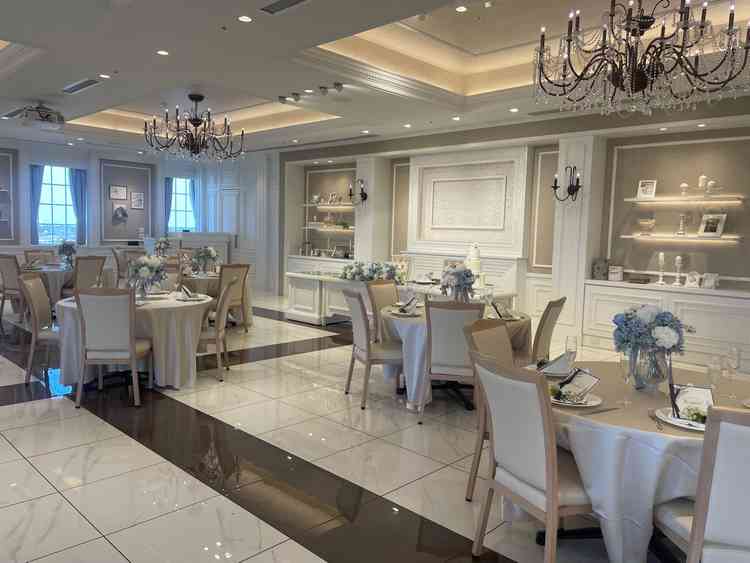 白を基調とした披露宴会場。窓からの絶景もあり、全体的に明るく感じます。