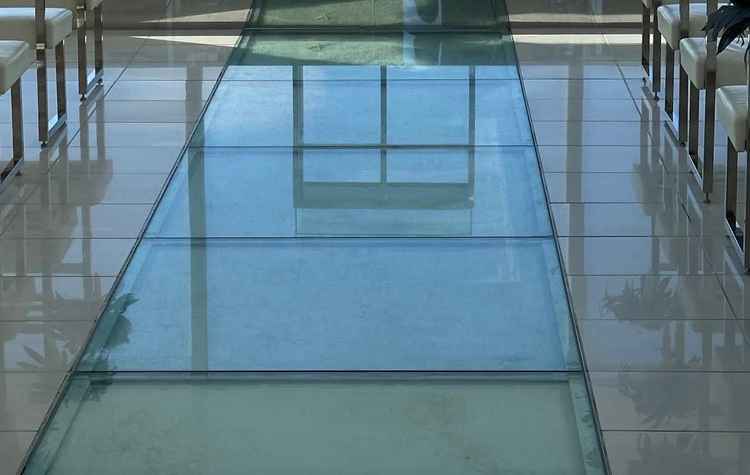 チャペルの床が砂