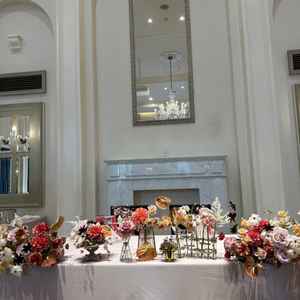 披露宴会場での新郎新婦の座席は、テーブルつきとテーブルなしでバリエーション多く選ぶことができる。