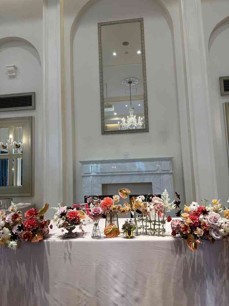 披露宴会場での新郎新婦の座席は、テーブルつきとテーブルなしでバリエーション多く選ぶことができる。