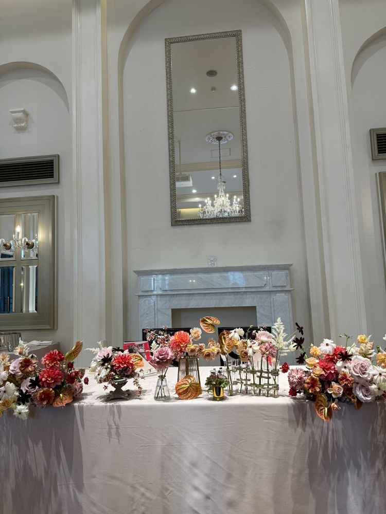 披露宴会場での新郎新婦の座席は、テーブルつきとテーブルなしでバリエーション多く選ぶことができる。