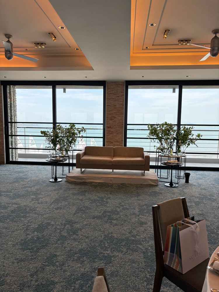 披露宴会場。目の前が海のロケーション。