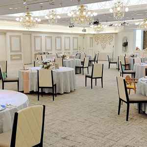 白を基調とした素敵な披露宴会場です。仕切りをつけて少人数にも対応可能。