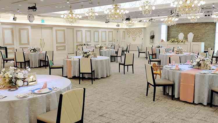 白を基調とした素敵な披露宴会場です。仕切りをつけて少人数にも対応可能。