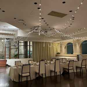 昼間でも夜のような雰囲気で披露宴を行うことができる室内披露宴会場